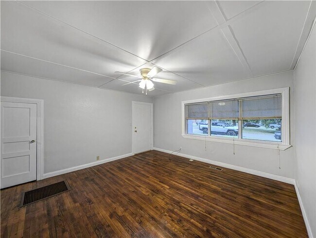 Foto del edificio - 208 E Graham St