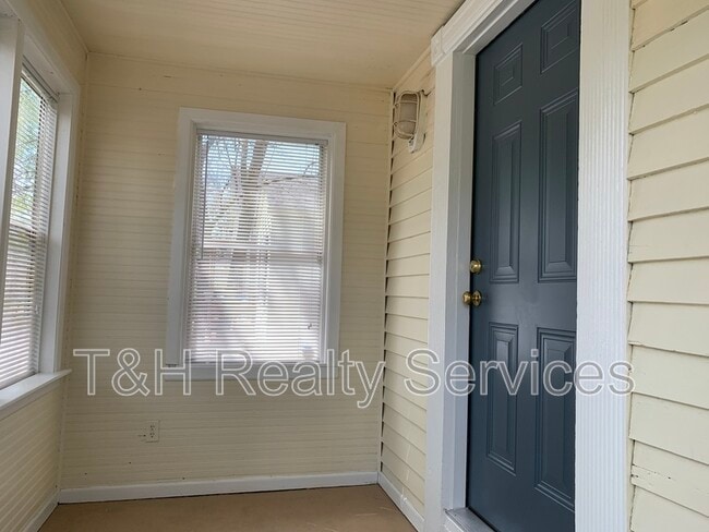 Building Photo - 4640 Kingsley Dr