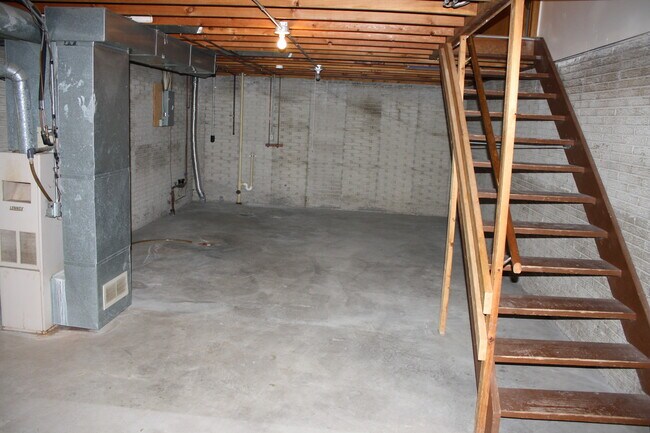 Building Photo - 1803 5th St
