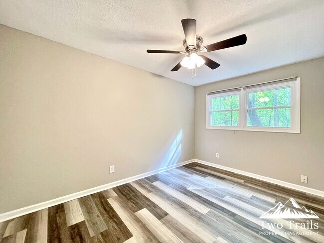 Foto del edificio - 555 Finley Cove Rd