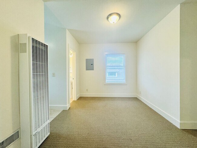 Foto del edificio - STUDIO RIGHT OUTSIDE OF DOWNTOWN! $1,495/m...