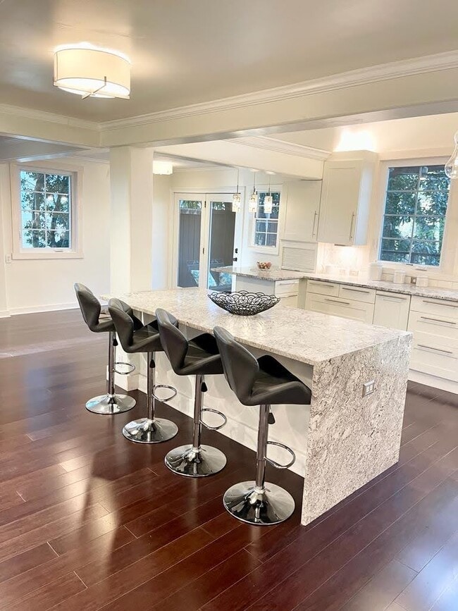 Foto del edificio - 915 Woodlawn Dr NE