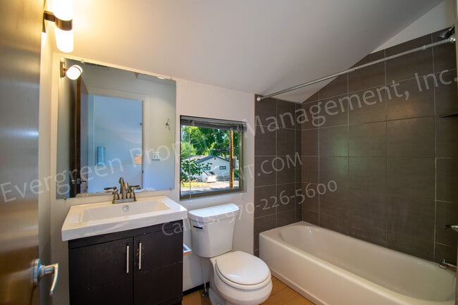 Bathroom - 318 W Myrtle St