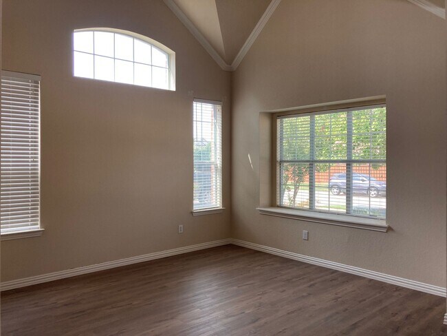 Building Photo - Property for Lease in Grand Prairie