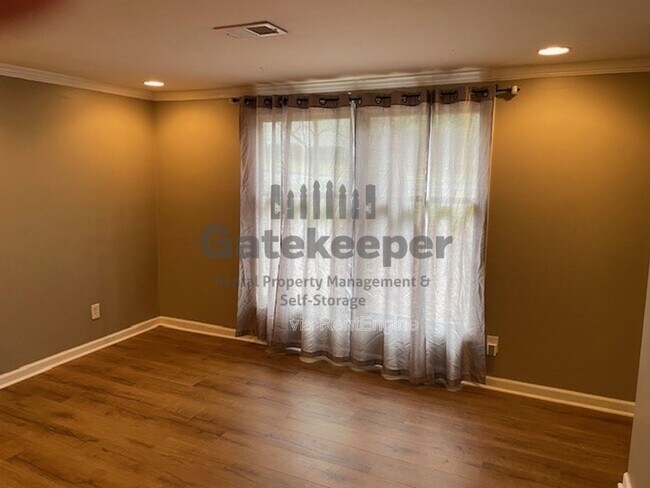 Foto del edificio - 102 Cypress Ct