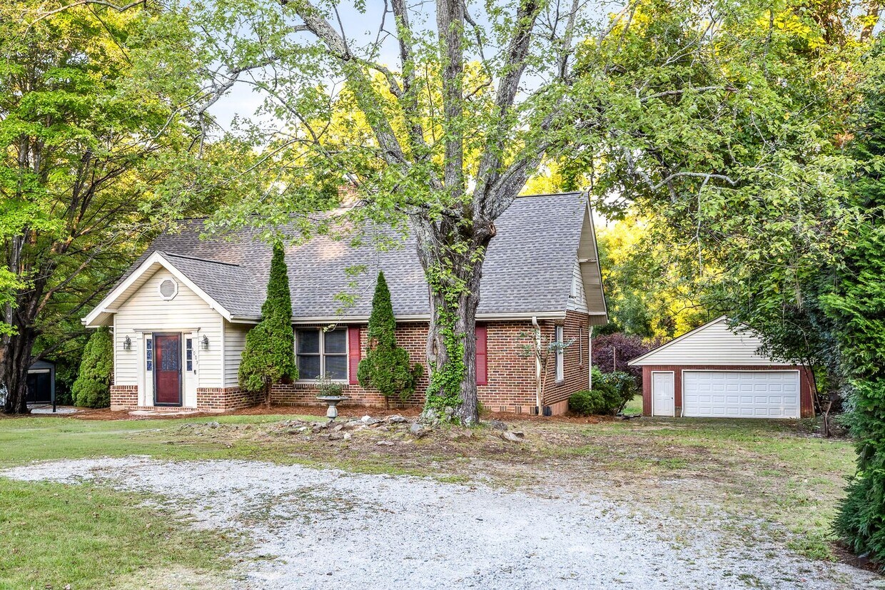 Foto principal - Large Brick Two Story Home, Hardwoods, Sep...