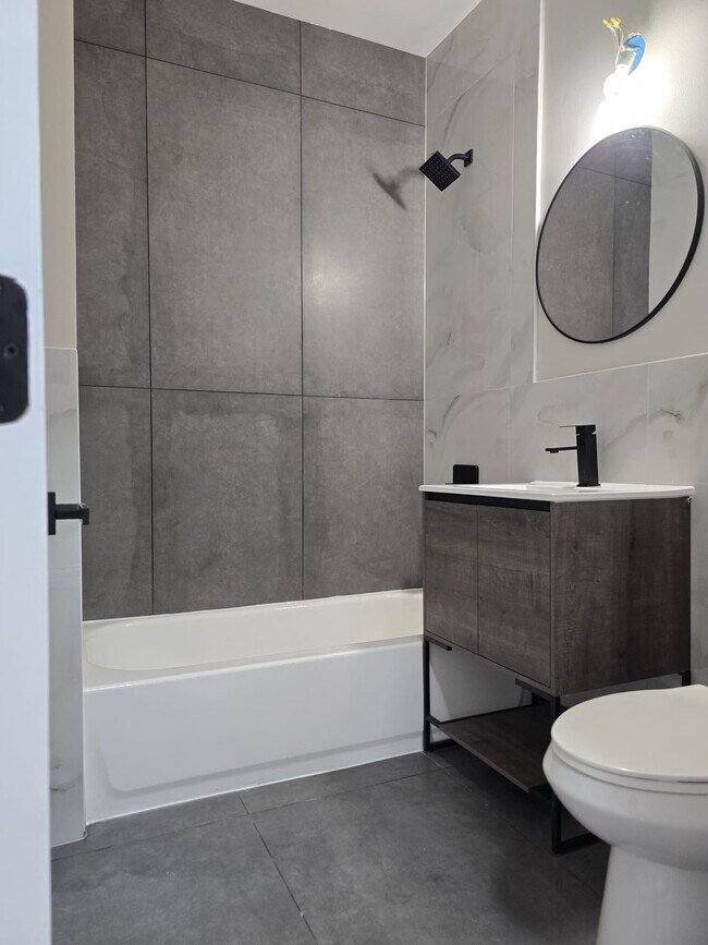 Building Photo - 212 Custer Ave