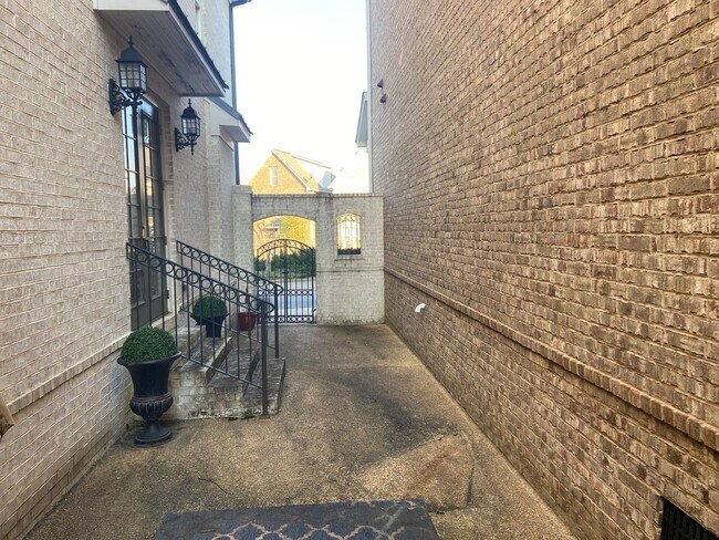 Building Photo - 4BR/4.5BA Furnished Townhome For Rent