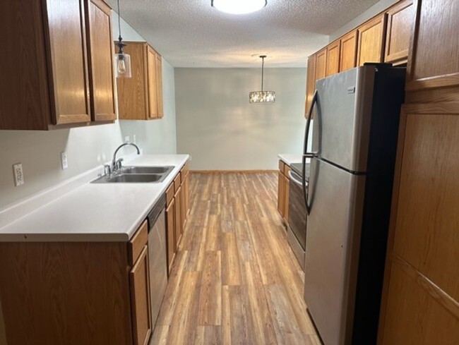 Building Photo - 3 Bed/1.5 Bath Townhouse with Basement! Av...
