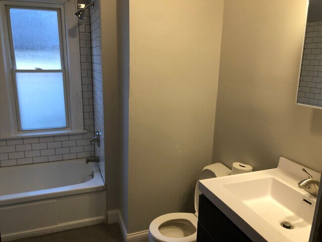 Foto del edificio - Beautiful 4 Bedroom 2 Bathroom Home in Minneapolis!