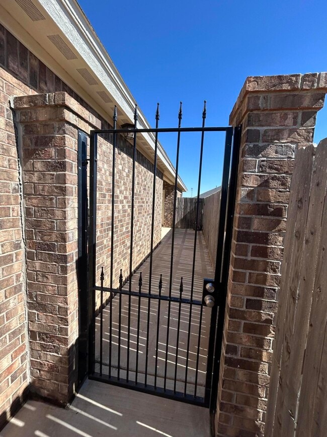 Foto del edificio - 12007 Englewood Ave