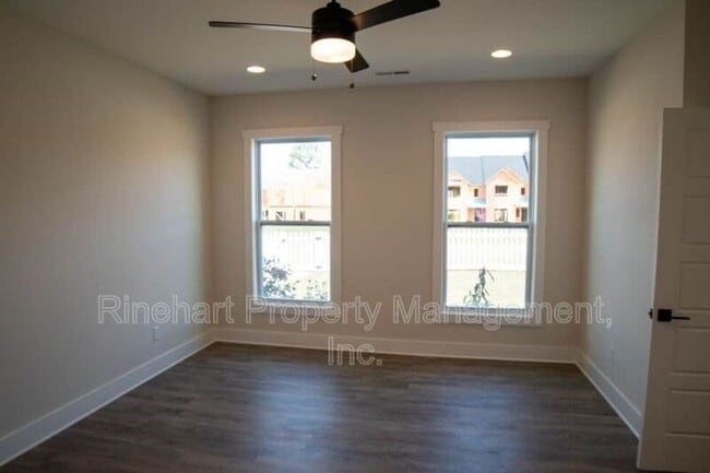 Building Photo - 663 Melville Dr