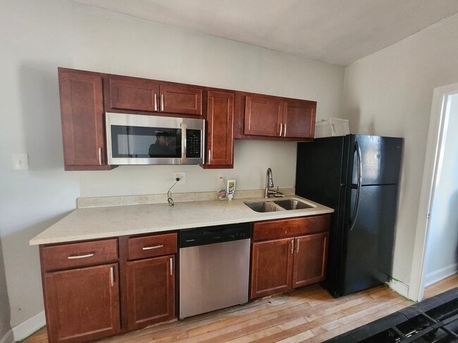 Building Photo - 416 E 110th St