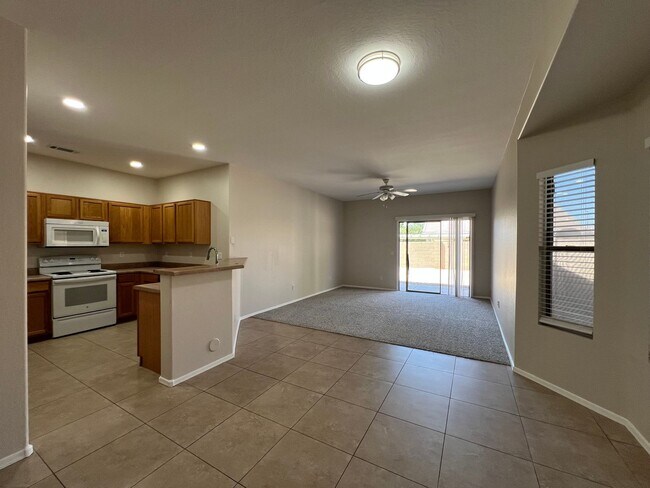 Foto del edificio - Move in ready near Baseline & Crismon: Vil...