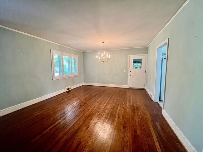 Building Photo - Charming 5 Bedroom Home Close to Everything!