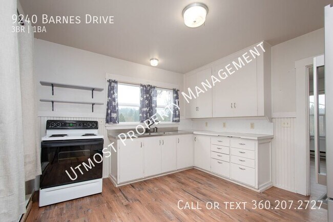Building Photo - 3 bedroom charming farm house