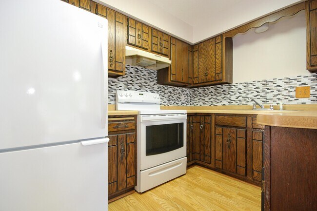 Building Photo - 622 15th Ave N