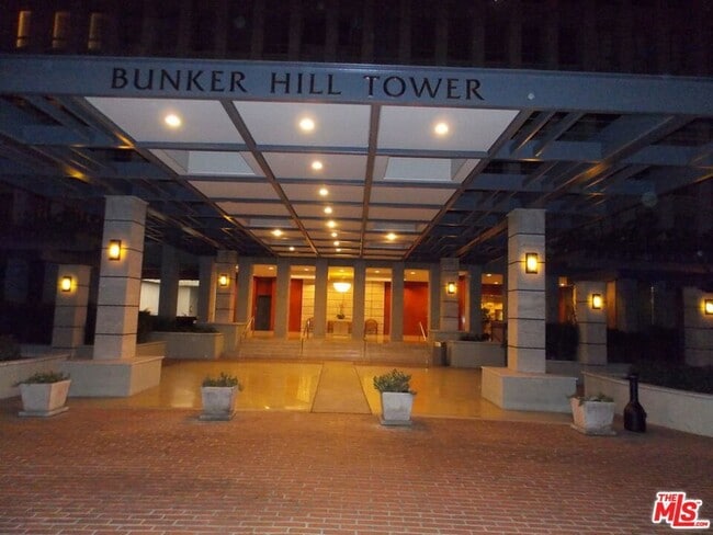 Building Photo - 800 W 1st St