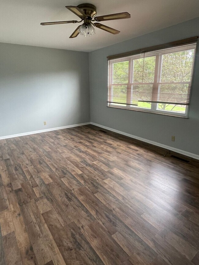 Foto del edificio - Knoxville 37923 - 2 bedroom, 1 bath home - Contact Lisa Vineyard or Shannon Russell at (865)216-9334