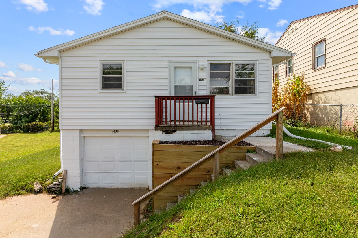 Foto principal - 4655 Curtis Ave