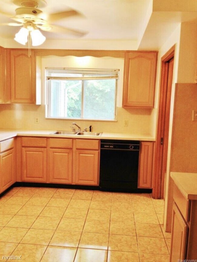 Building Photo - 3 br, 1.5 bath House - 24000 Berkley St