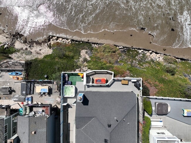 Building Photo - 6555 Del Playa Dr