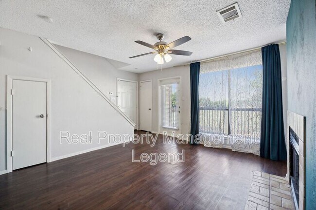 Building Photo - 3022 Forest Ln