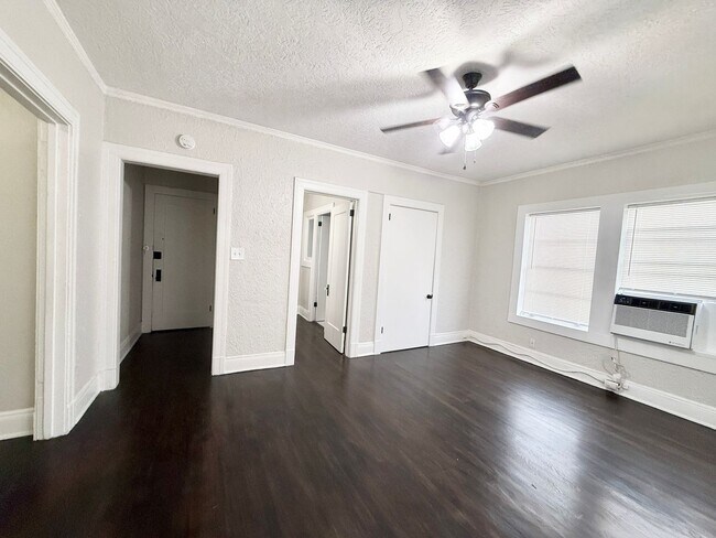 Foto del edificio - Unique Upstairs Studio w/ Hardwoods in Vintage 1920's Complex