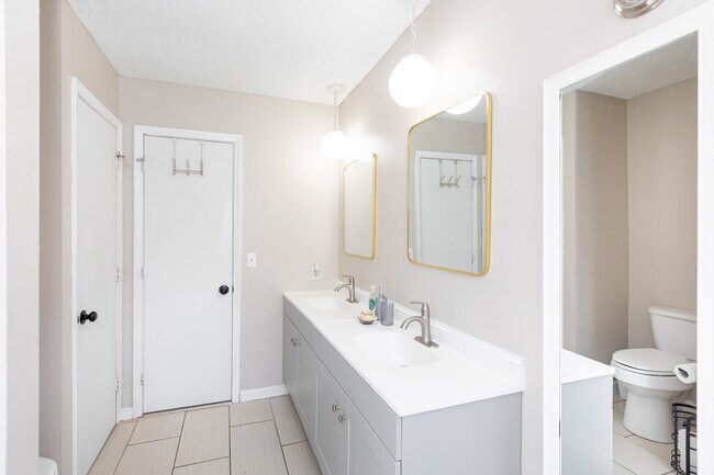 Building Photo - 6012 Old Coach Rd