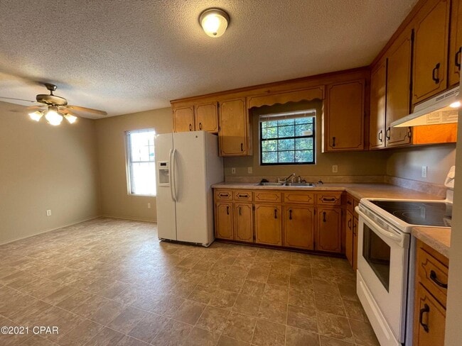 Building Photo - Spacious 3/1 Brick Home in a Low-Traffic c...