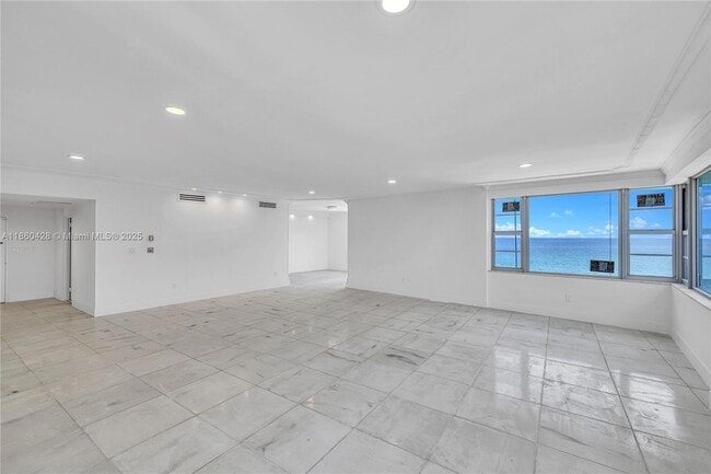 Foto del edificio - 5255 Collins Ave