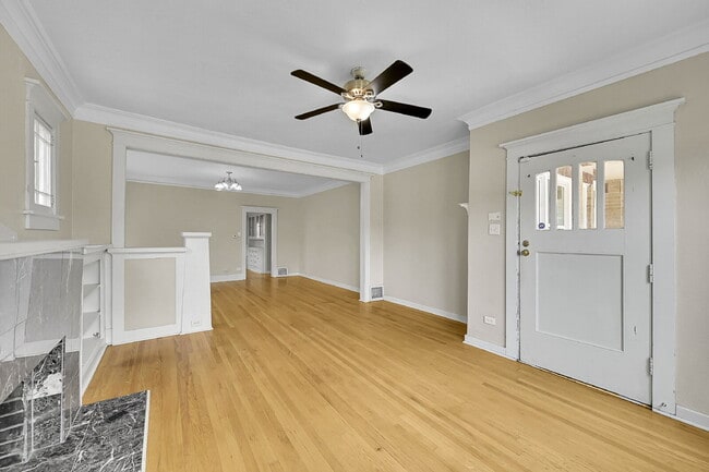 Building Photo - $3,400.00, 4 bed, 3 bed, located in Denver...