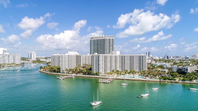 Building Photo - 1500 Bay Dr
