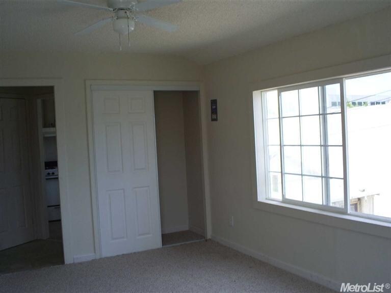 Interior Photo - 1210 11 St
