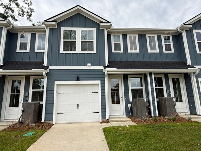 Building Photo - 3 Bedroom 2.5 Bathroom Townhouse in Summerville