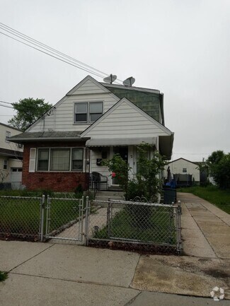 Building Photo - 2 Pinecrest Rd