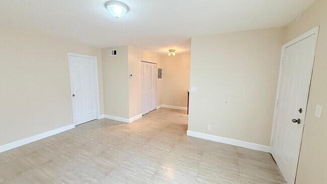 Building Photo - 607 NE 29th Dr