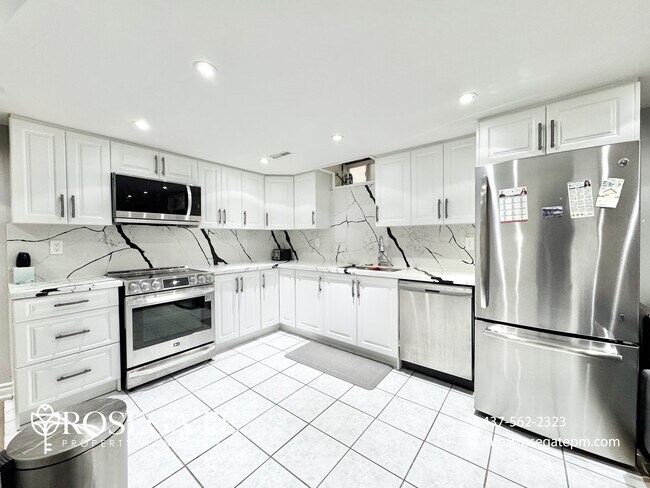 Photo du bâtiment - Spacious 2-Bedroom Basement Apartment with Backyard & 2 Parking Spaces in Ajax