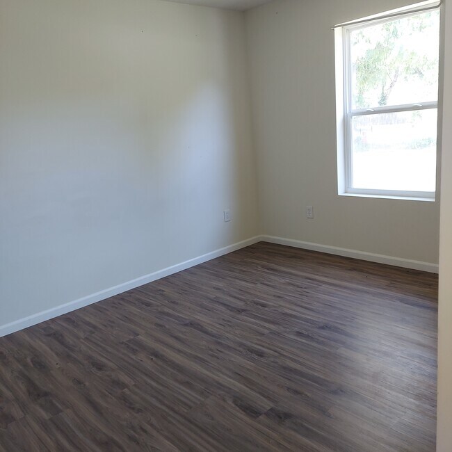 Building Photo - 1010 S Singleton