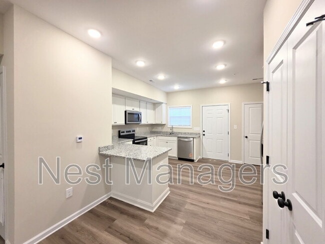 Building Photo - 1511 Fort Bragg Rd