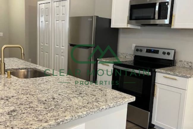 Foto del edificio - Beautifully Updated 4BR/2BA Home with Modern Finishes and Newly Built Dog Park!