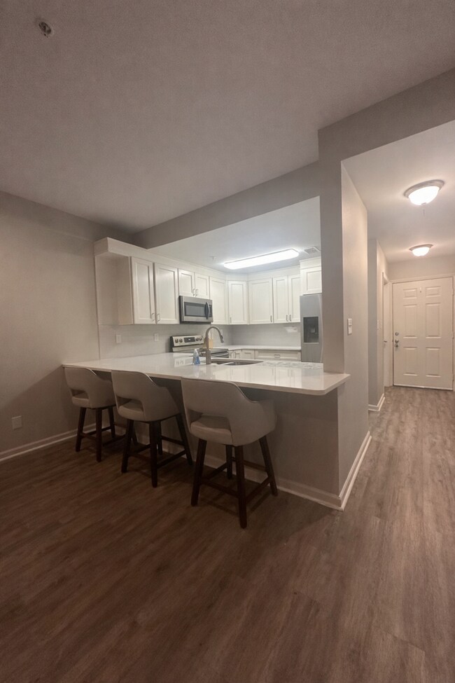 Foto del edificio - MOVE IN PROMO!!! ONE MONTH FREE --- Beautiful Condo walking distance to Grand Boulevard!