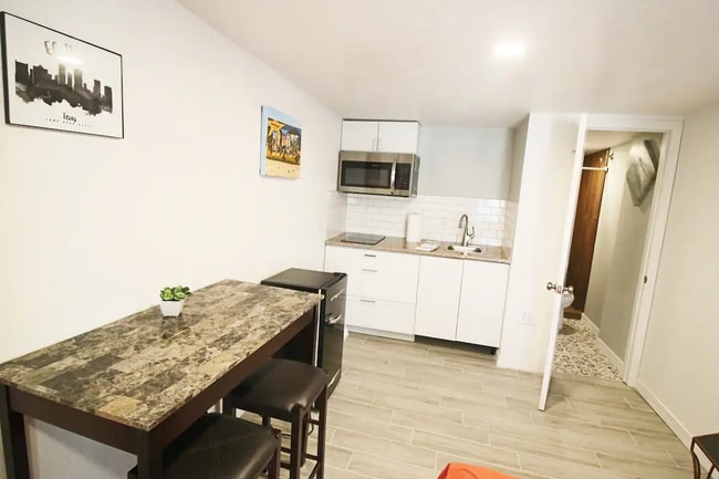 Estudio - 3827 Monroe Ave