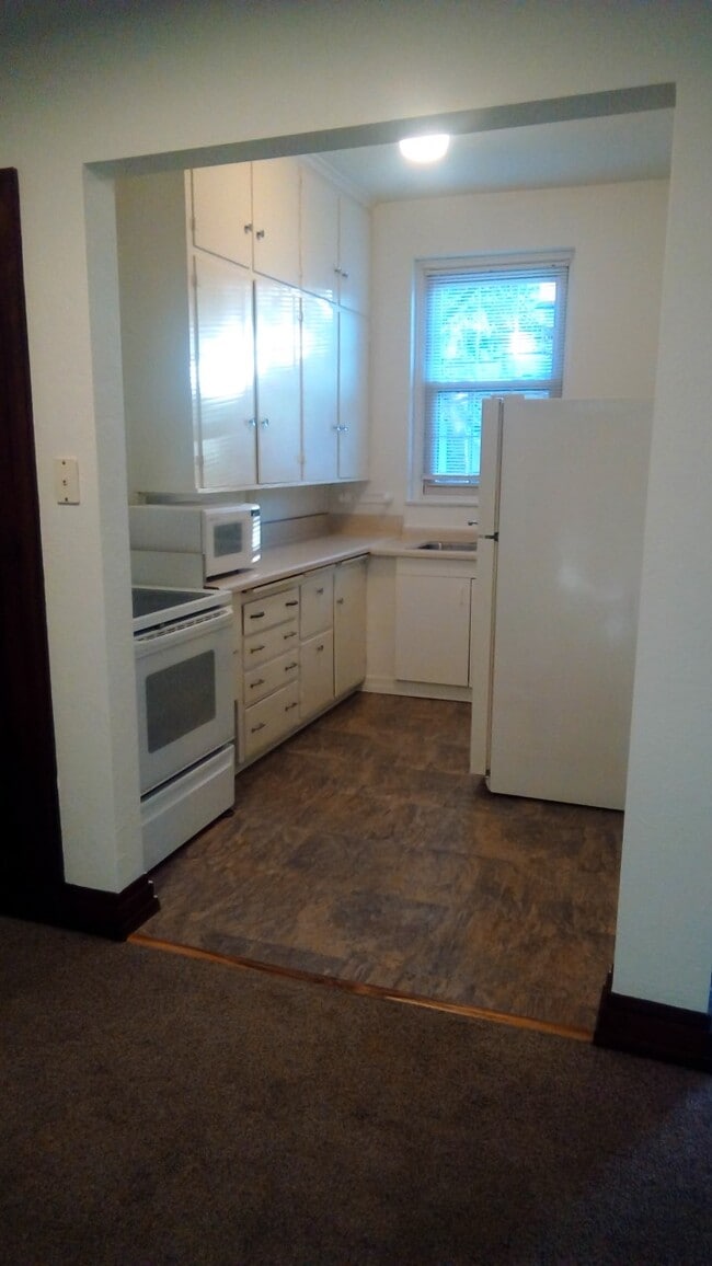 kitchen - 27 State N St