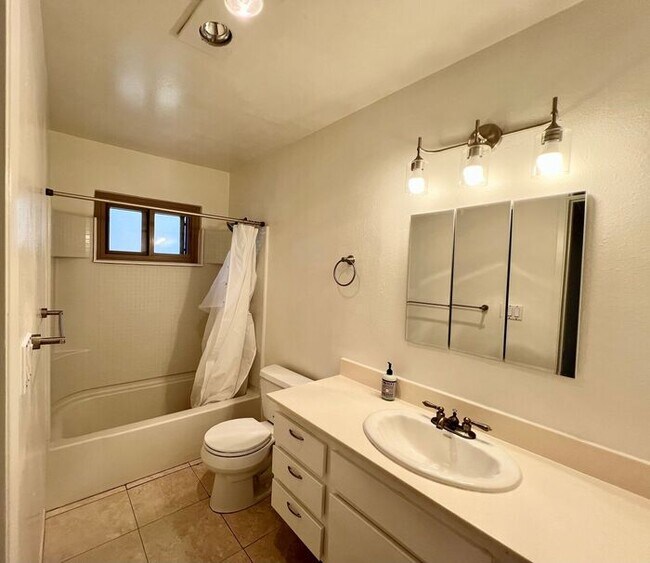 Foto del edificio - Spacious 2BR/1.5BA Townhome with A/C, Parking & Luxury Community Amenities