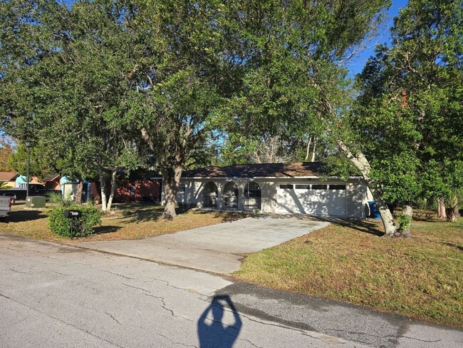 Building Photo - Beautuful 2 bedroom, 2 bath, 2 car garage rental home in Weeki Wachee!