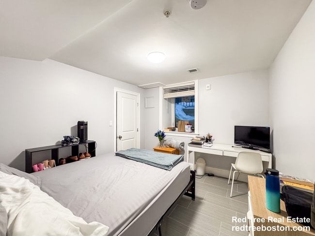 Building Photo - 62 Hecla St