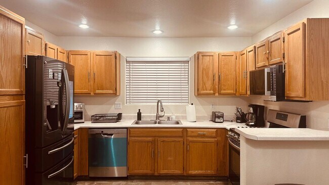 Foto del edificio - Furnished 3 Bedroom Home in Gated Community