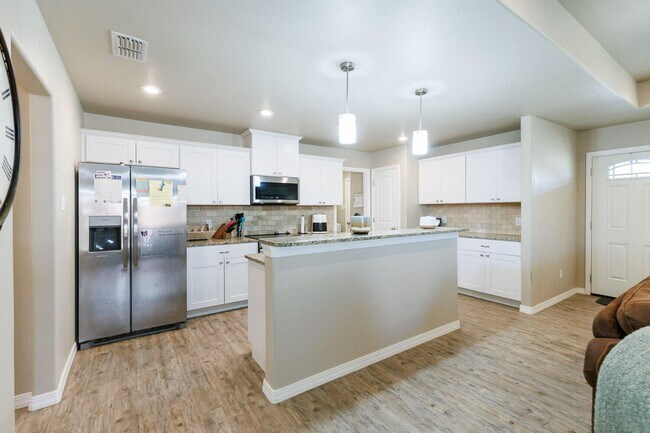 Building Photo - Pristine 3/2/2 in Willow Bend