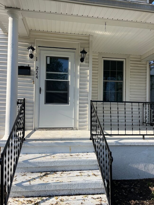 Building Photo - 224 E Poplar St